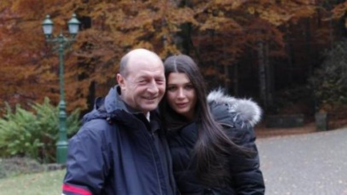 Băsescu, întrebat dacă fiica sa Elena este gravidă: N-aş vrea să vorbesc, lasă să facă trei luni